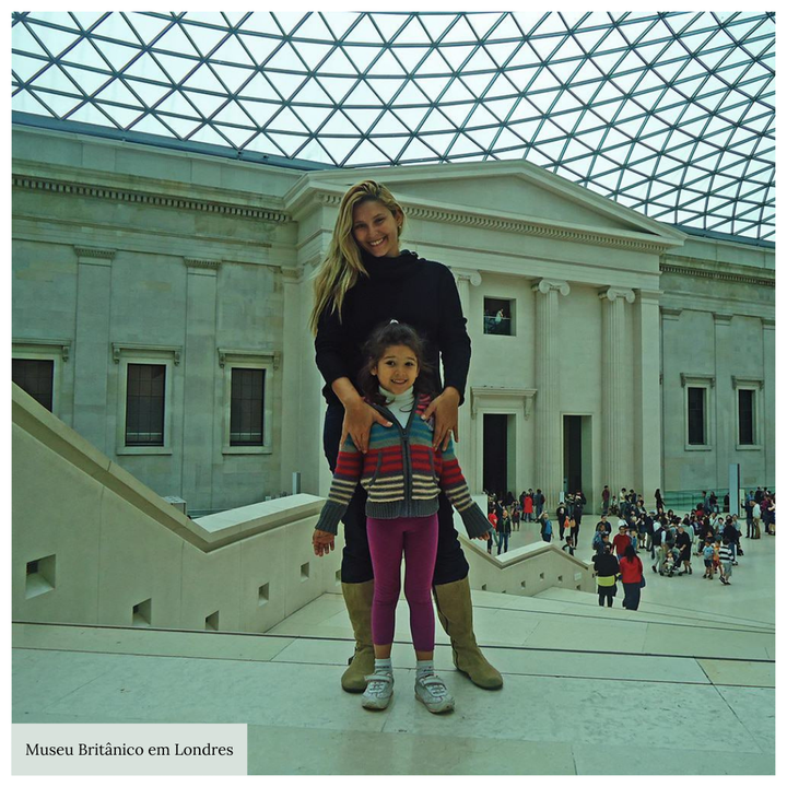 Com a minha filha dentro do Museu Britânico