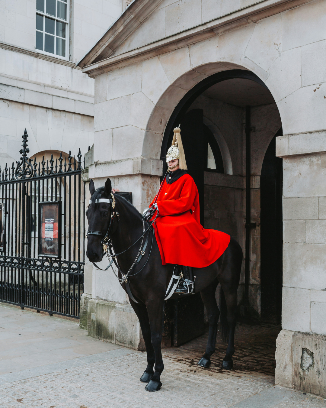 Sentinela em Seu Cavalo no Horse Guard Parade em Londres