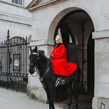 Sentinela em Seu Cavalo no Horse Guard Parade em Londres