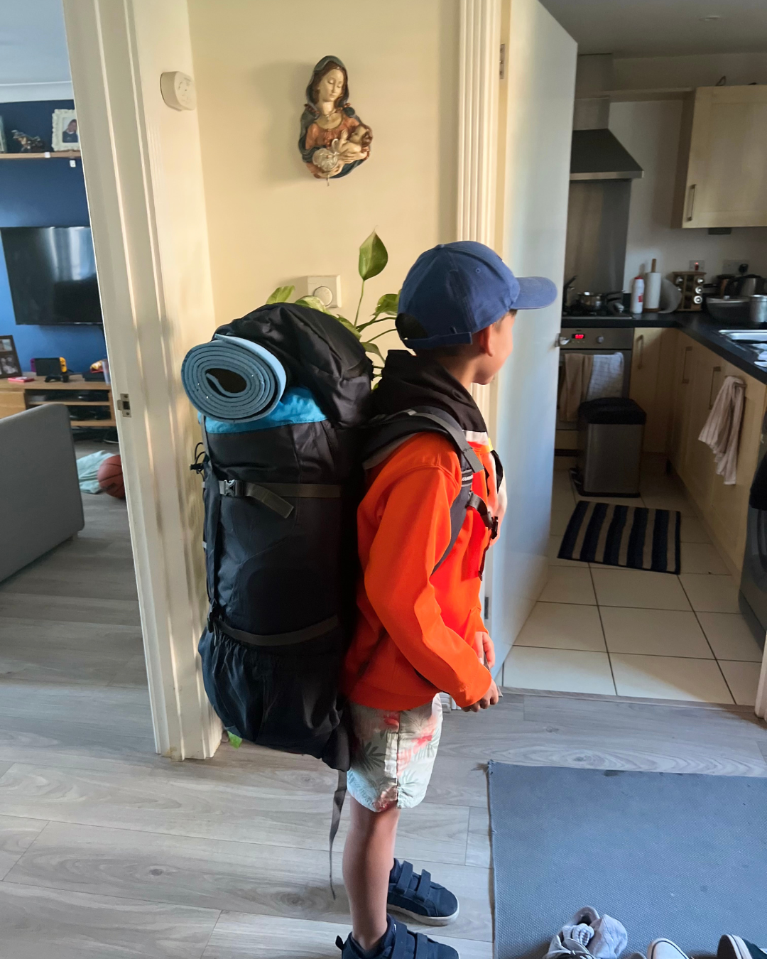 Meu filho carregando uma mochila de emergencia