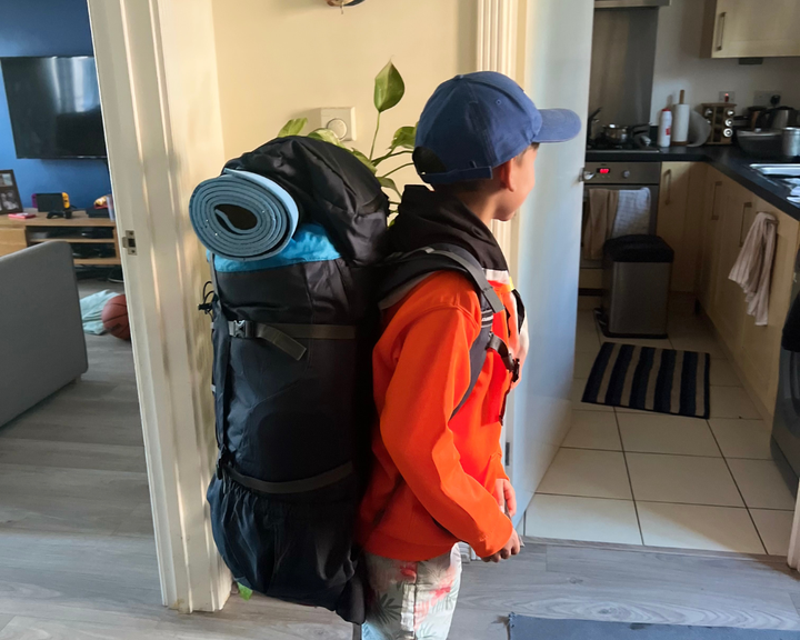 Meu filho carregando uma mochila de emergencia