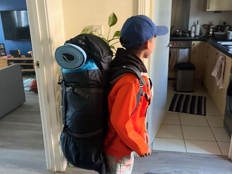 Meu filho carregando uma mochila de emergencia
