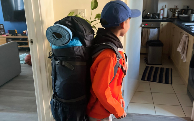 Meu filho carregando uma mochila de emergencia
