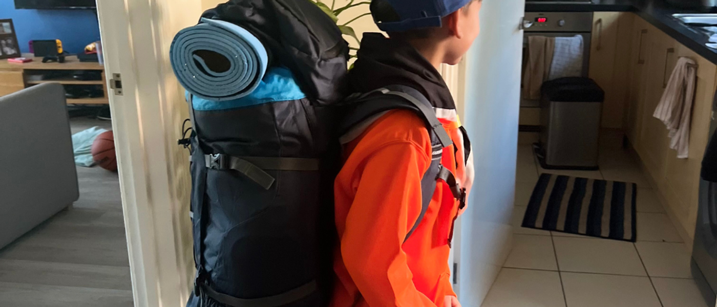 Meu filho carregando uma mochila de emergencia