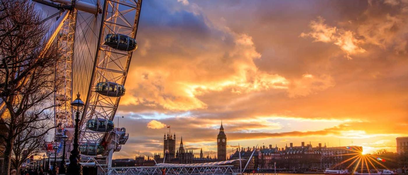 Margem sul do rio Tâmisa ao por do sol com a London Eye e o Big Ben em Londres