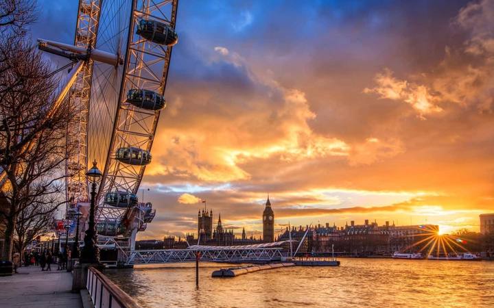 Margem sul do rio Tâmisa ao por do sol com a London Eye e o Big Ben em Londres