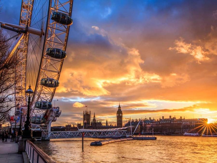 Margem sul do rio Tâmisa ao por do sol com a London Eye e o Big Ben em Londres