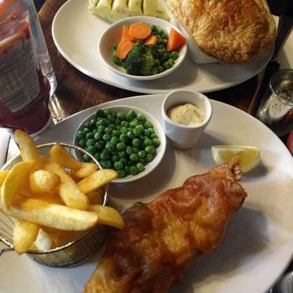 Comida Típica de Pubs na Inglaterra - Fish & Chips e Beef Pie