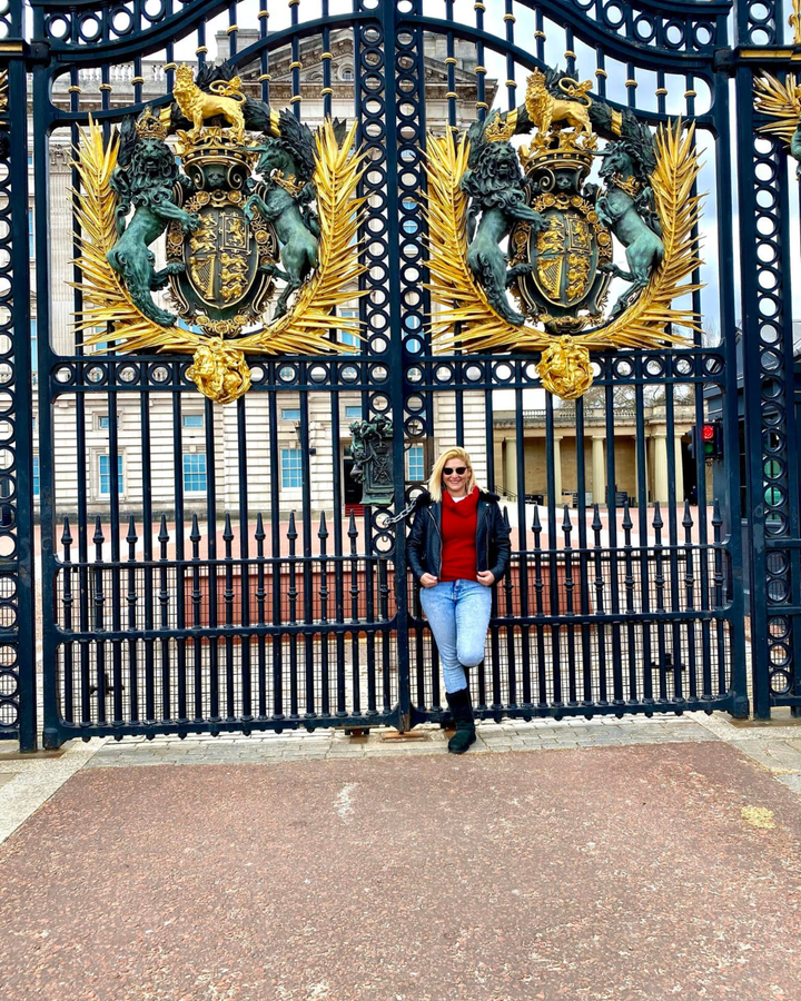 No portão do Palácio de Buckingham