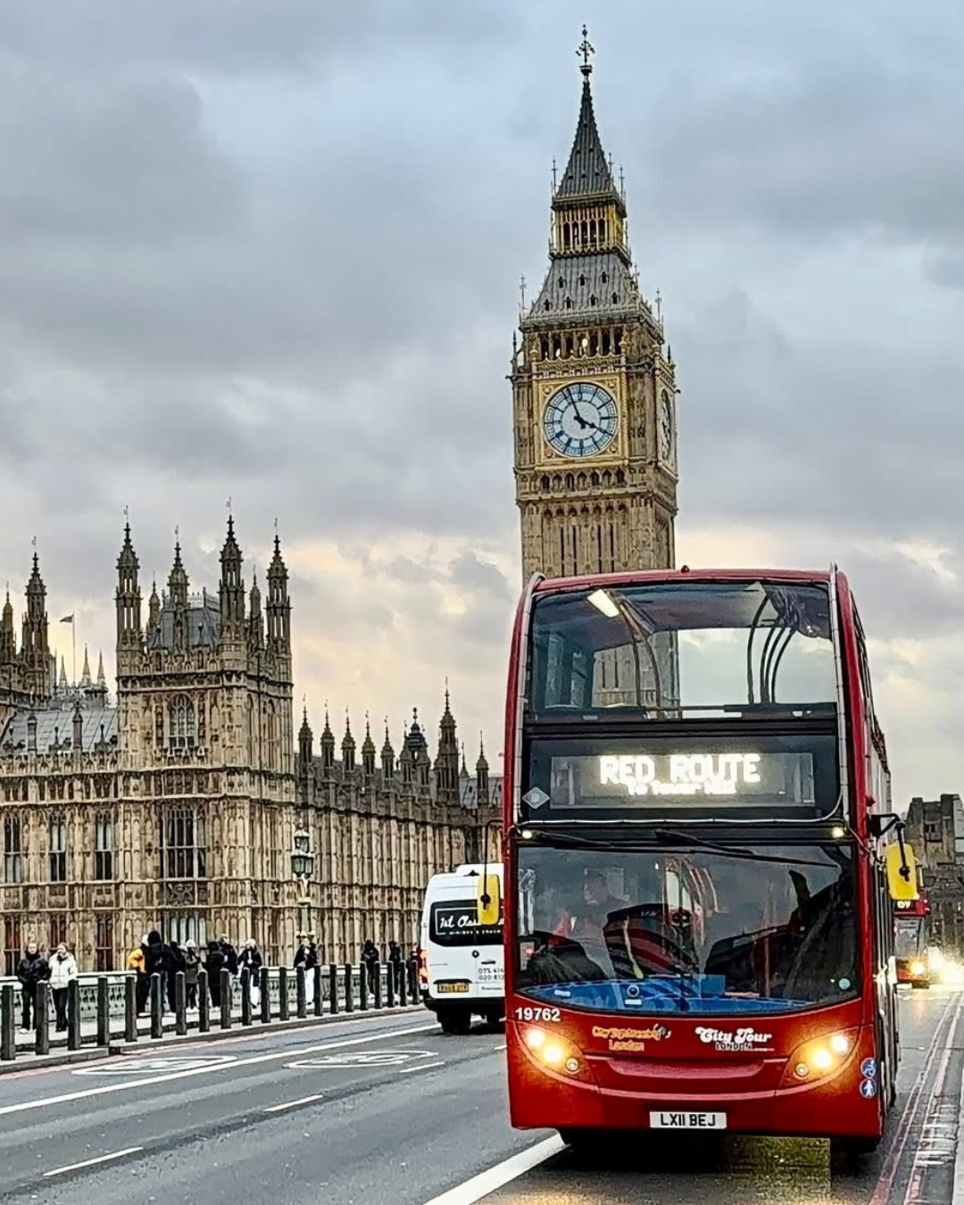 Big Ben com o tradicional ônibus de dois andares vermelho em Londres
