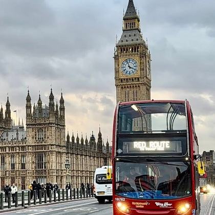Big Ben com o tradicional ônibus de dois andares vermelho em Londres