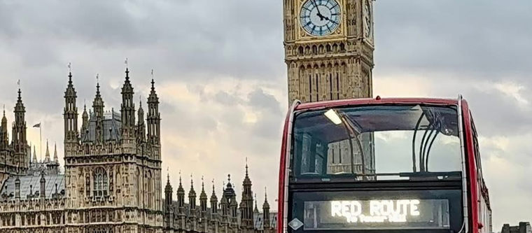 Big Ben com o tradicional ônibus de dois andares vermelho em Londres