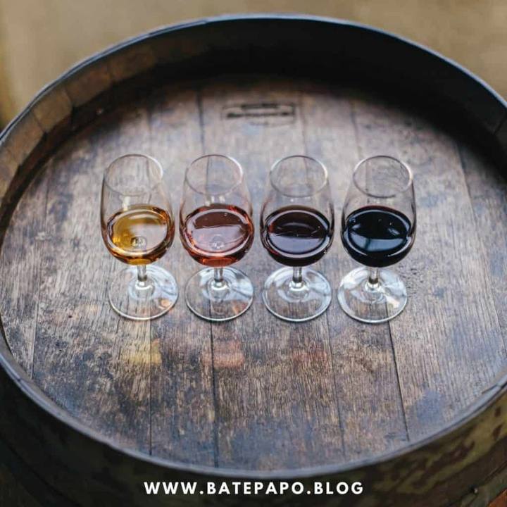 Degustação de vinho em uma cave