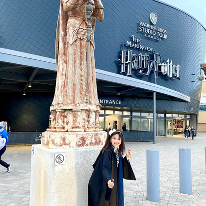 Minha filha na entrada do Estúdio do Harry Potter