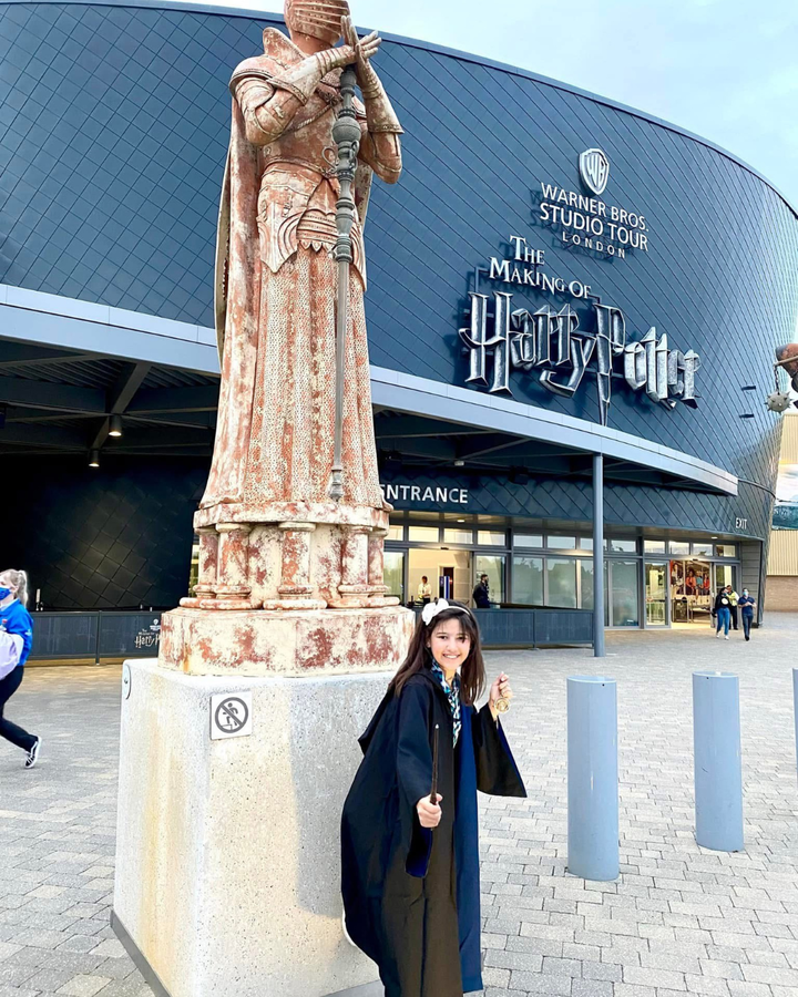 Minha filha na entrada do Estúdio do Harry Potter