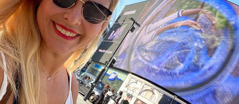 Piccadilly com os famosos letreiros em Londres
