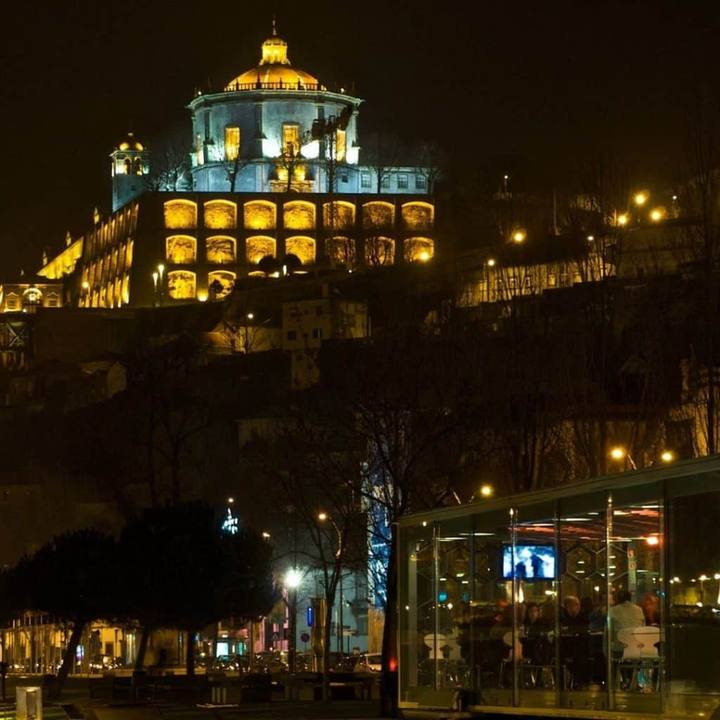 Iluminação do Mosteiro da Serra do Pilar à noite