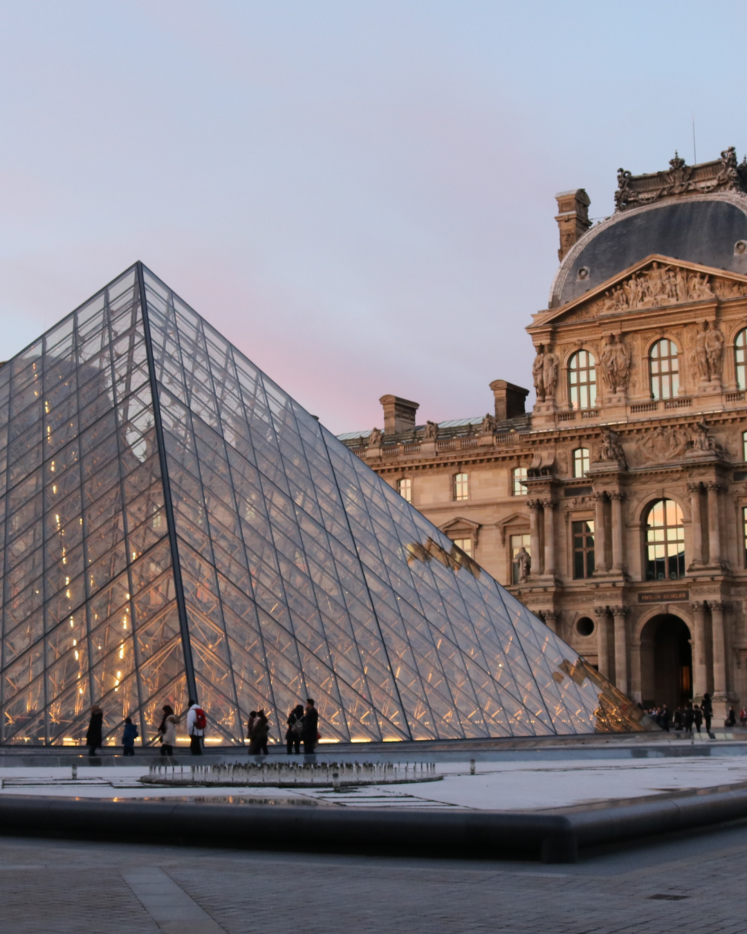 Fachada do Museu do Louvre em Paris
