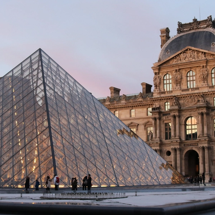 Fachada do Museu do Louvre em Paris