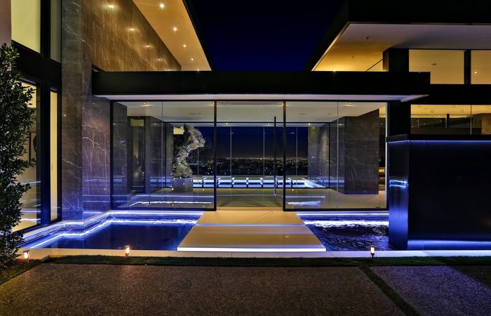 Stradella — Luxury modern estate with infinity pool at twilight in Bel Air