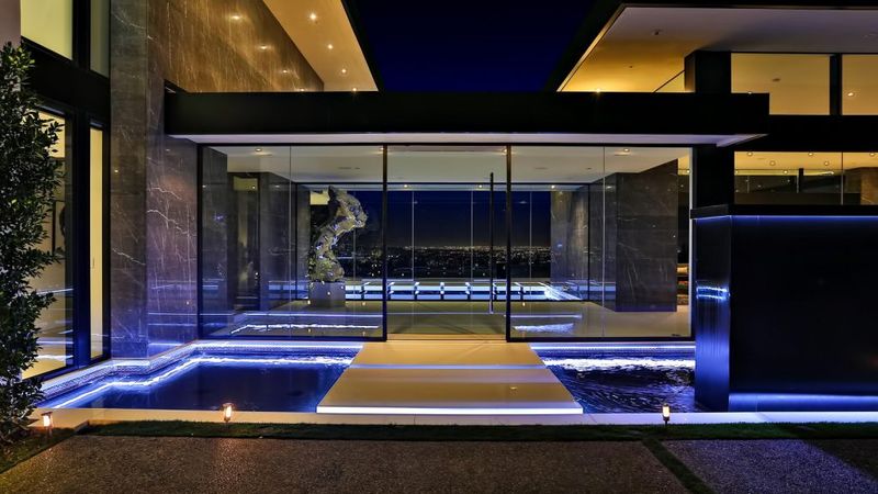 Stradella — Luxury modern estate with infinity pool at twilight in Bel Air