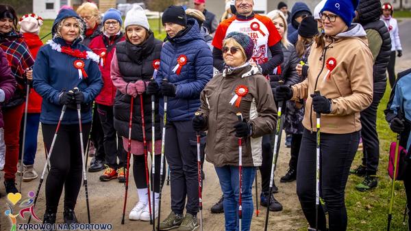Niepodległościowy marsz Nordic Walking w Lubiszynie