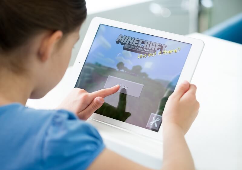 Blended Learning 2020 - Child playing Minecraft