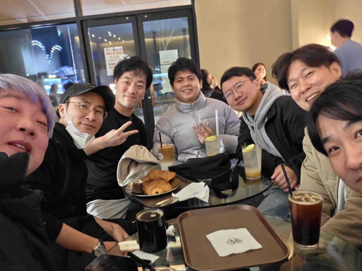 카페에서 여러 사람이 함께 촬영한 단체 사진