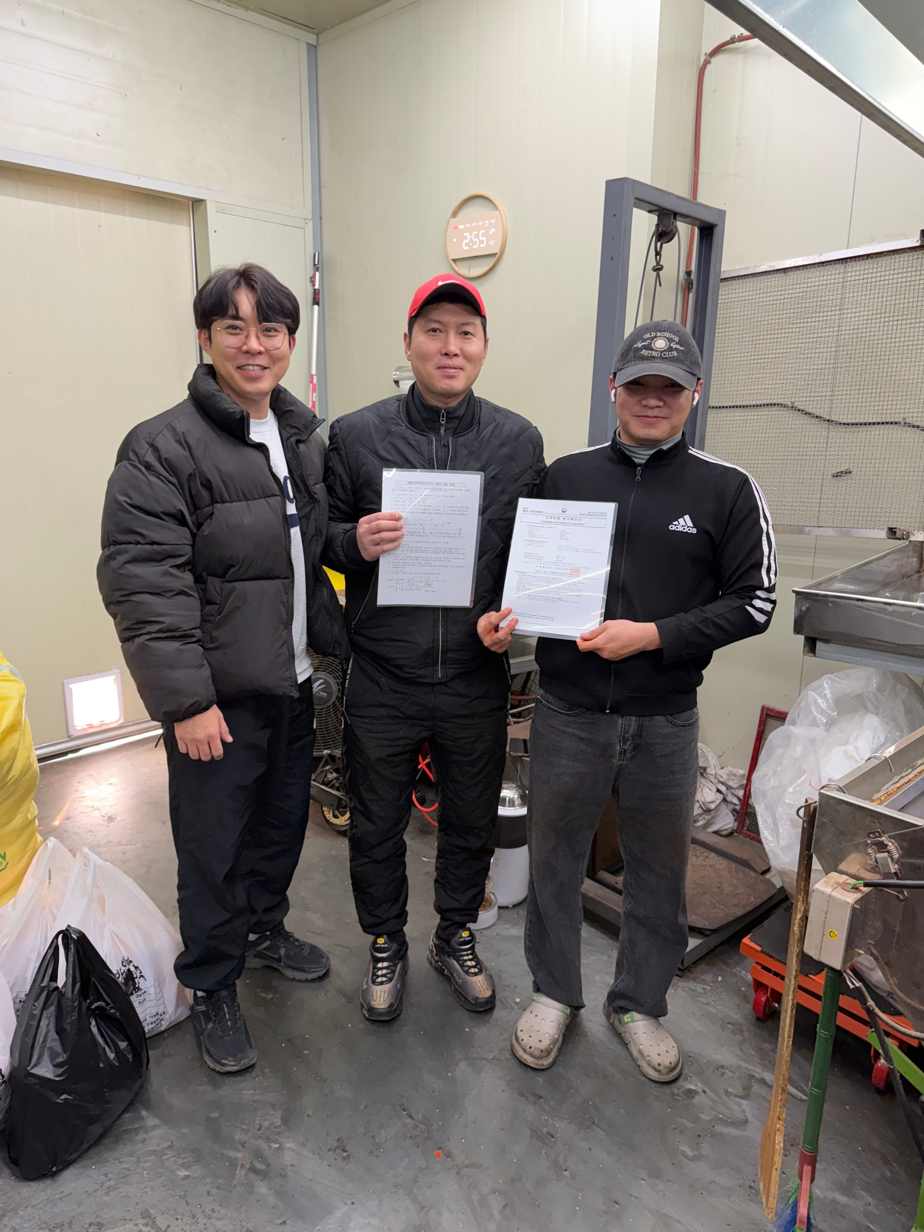 도마동 시장 고추 가게에서 서류를 들고 함께 촬영한 모습