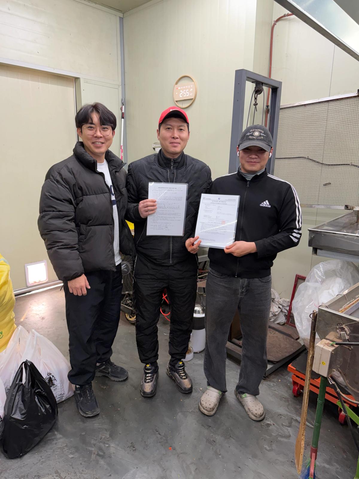 도마동 시장 고추 가게에서 서류를 들고 함께 촬영한 모습