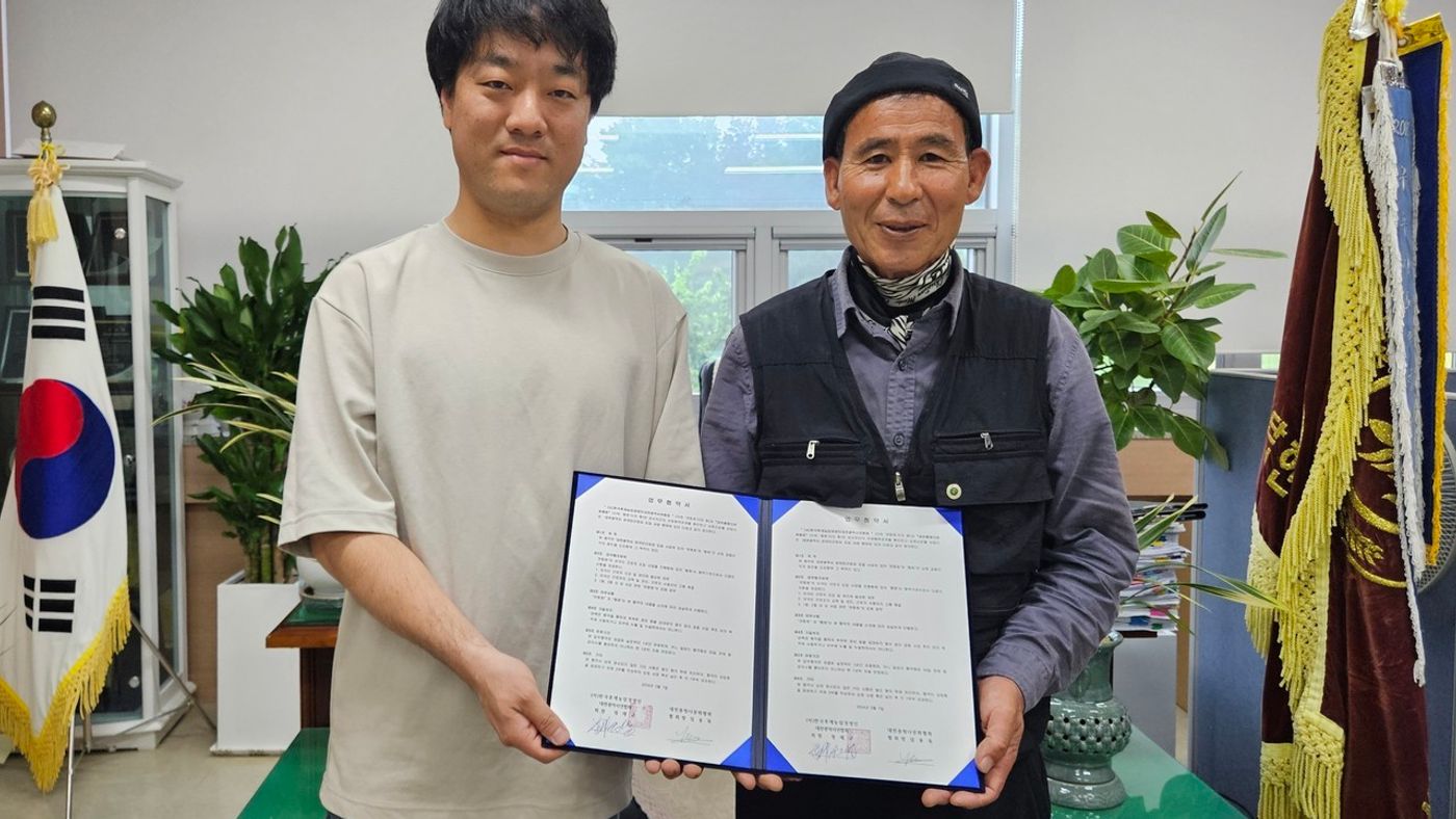 농가 일손부담 경감 및 다문화가정의 안정적 정착을 위한 업무협약' 현수막이 걸린 회의실에서 대전 지역 농가 인력 지원 협약을 체결 중인 모습