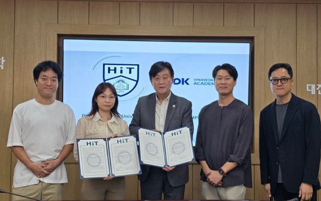 대전보건대학교와 주식회사 워코의 글로컬대학 30 성공 및 외국인 유학생 유치·정착 지원을 위한 업무협약식(MOU)에서 양 기관 관계자들이 협약서를 들고 기념 촬영을 하고 있는 보도자료 사진