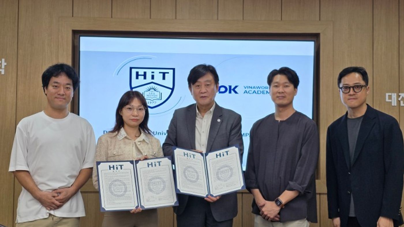 대전보건대학교와 주식회사 워코의 글로컬대학 30 성공 및 외국인 유학생 유치·정착 지원을 위한 업무협약식(MOU)에서 양 기관 관계자들이 협약서를 들고 기념 촬영을 하고 있는 보도자료 사진