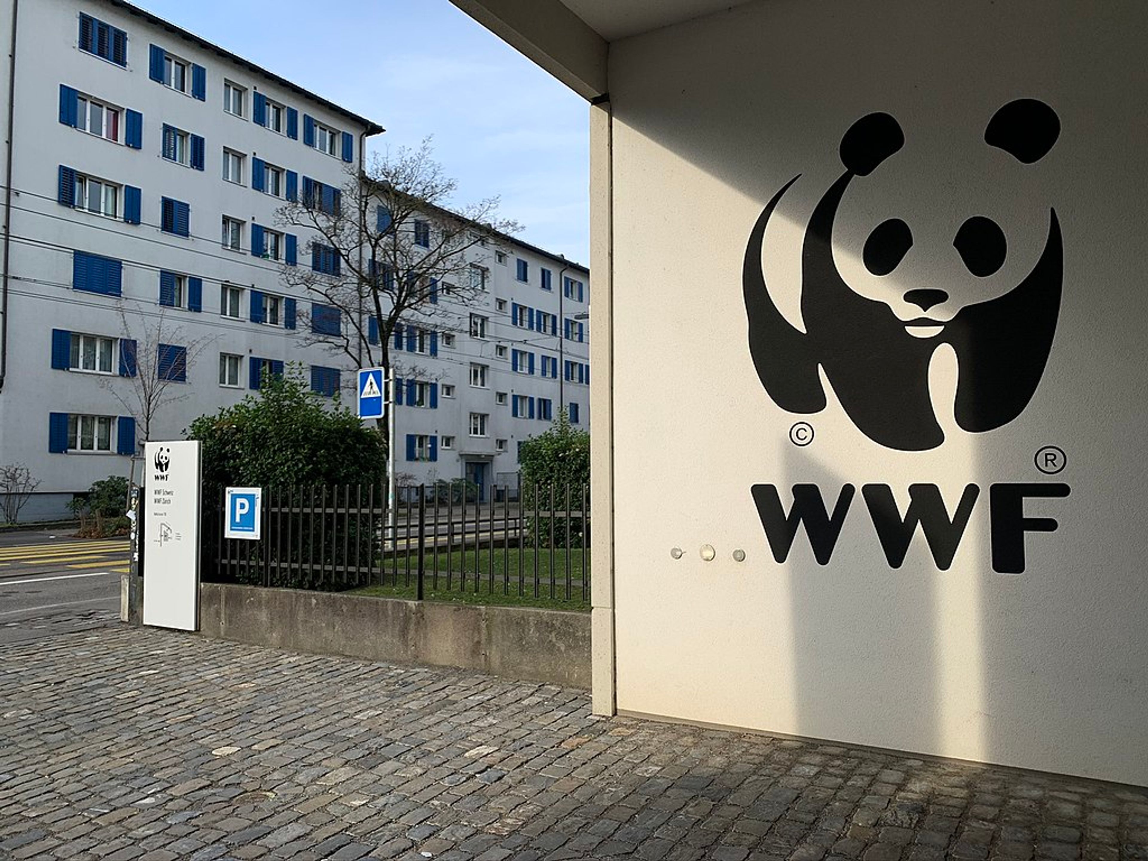 illustration of the gestalt principle of closure - WWF panda logo