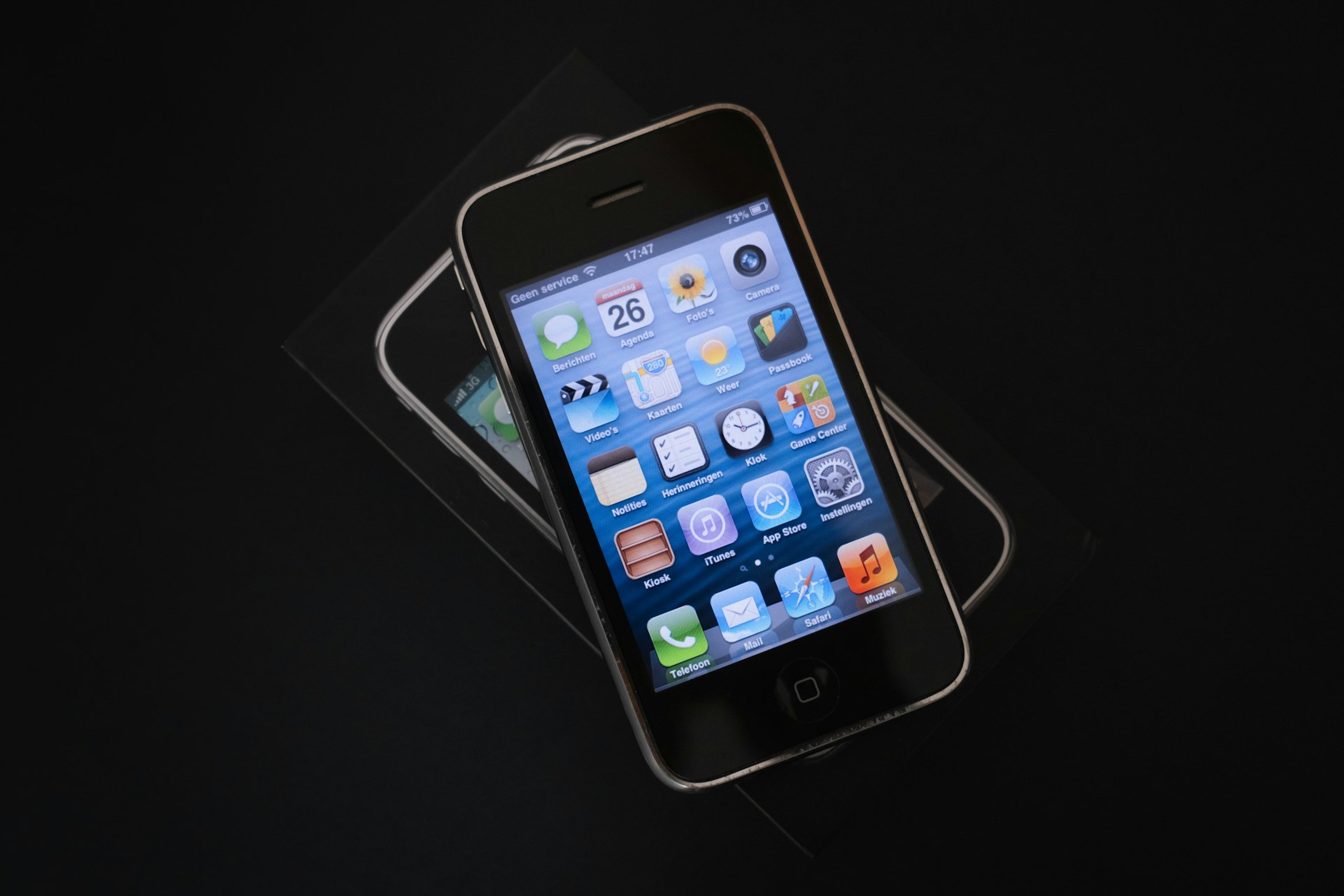 Black iPhone 4 interface