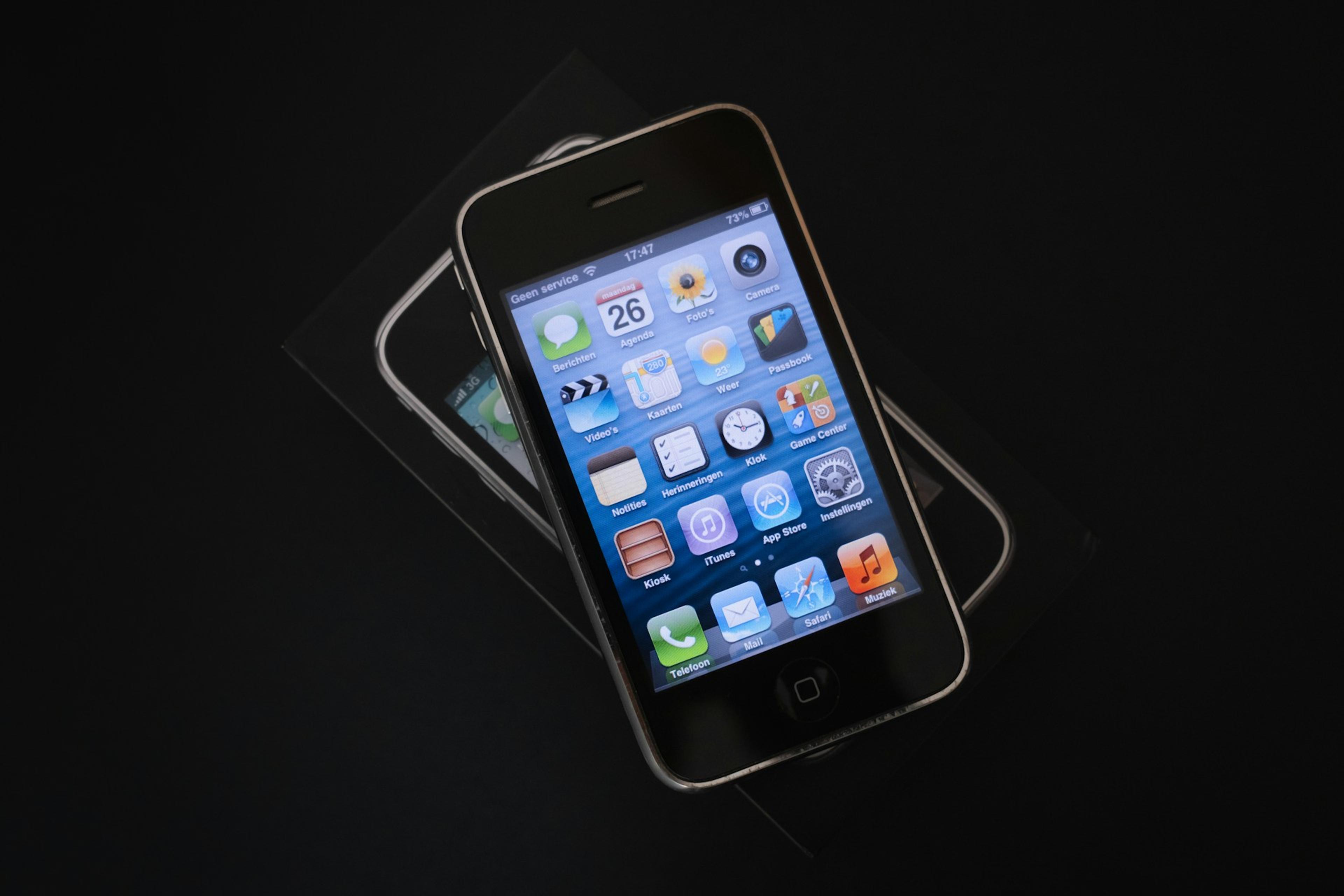 Black iPhone 4 interface