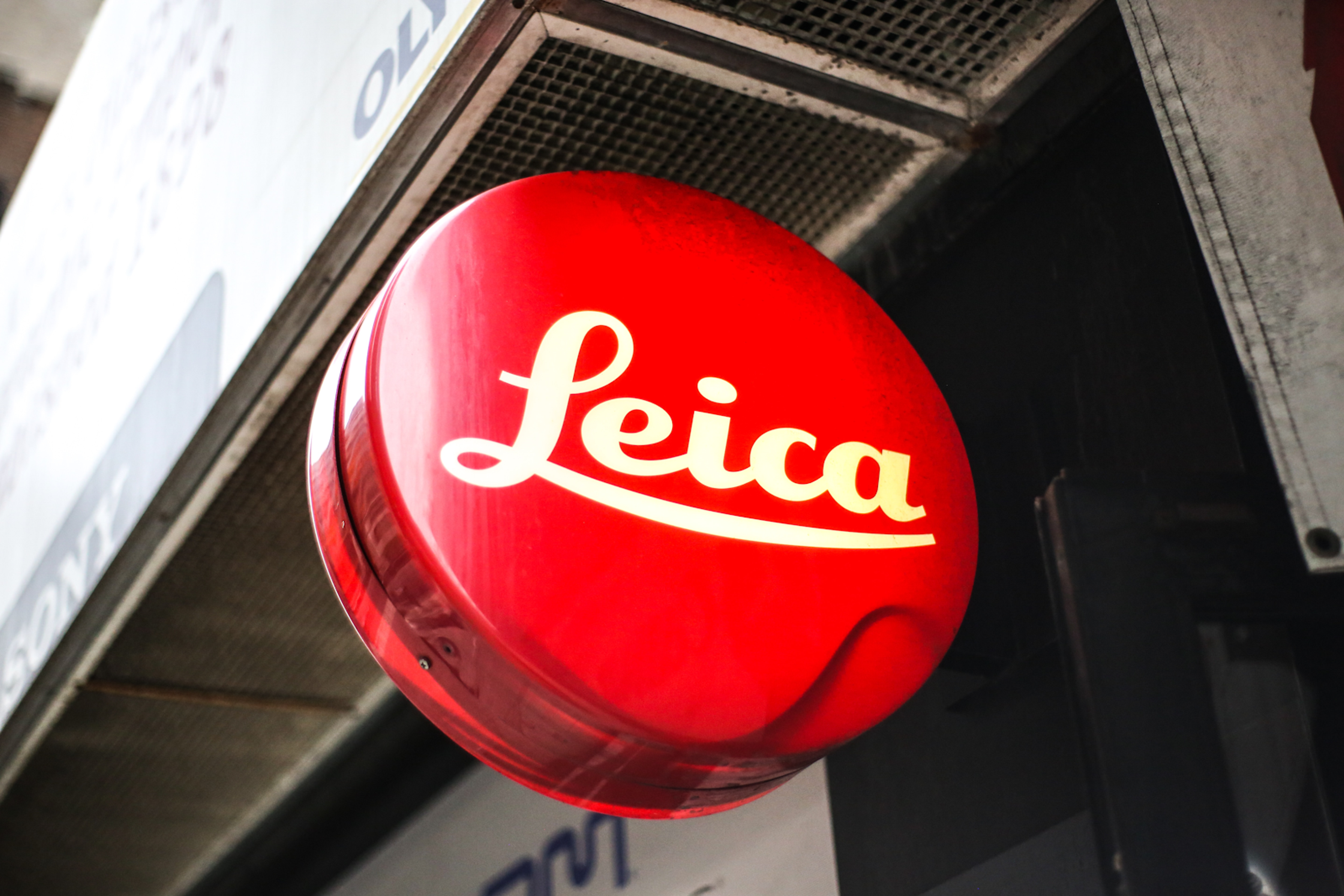 Red round logo of Leica