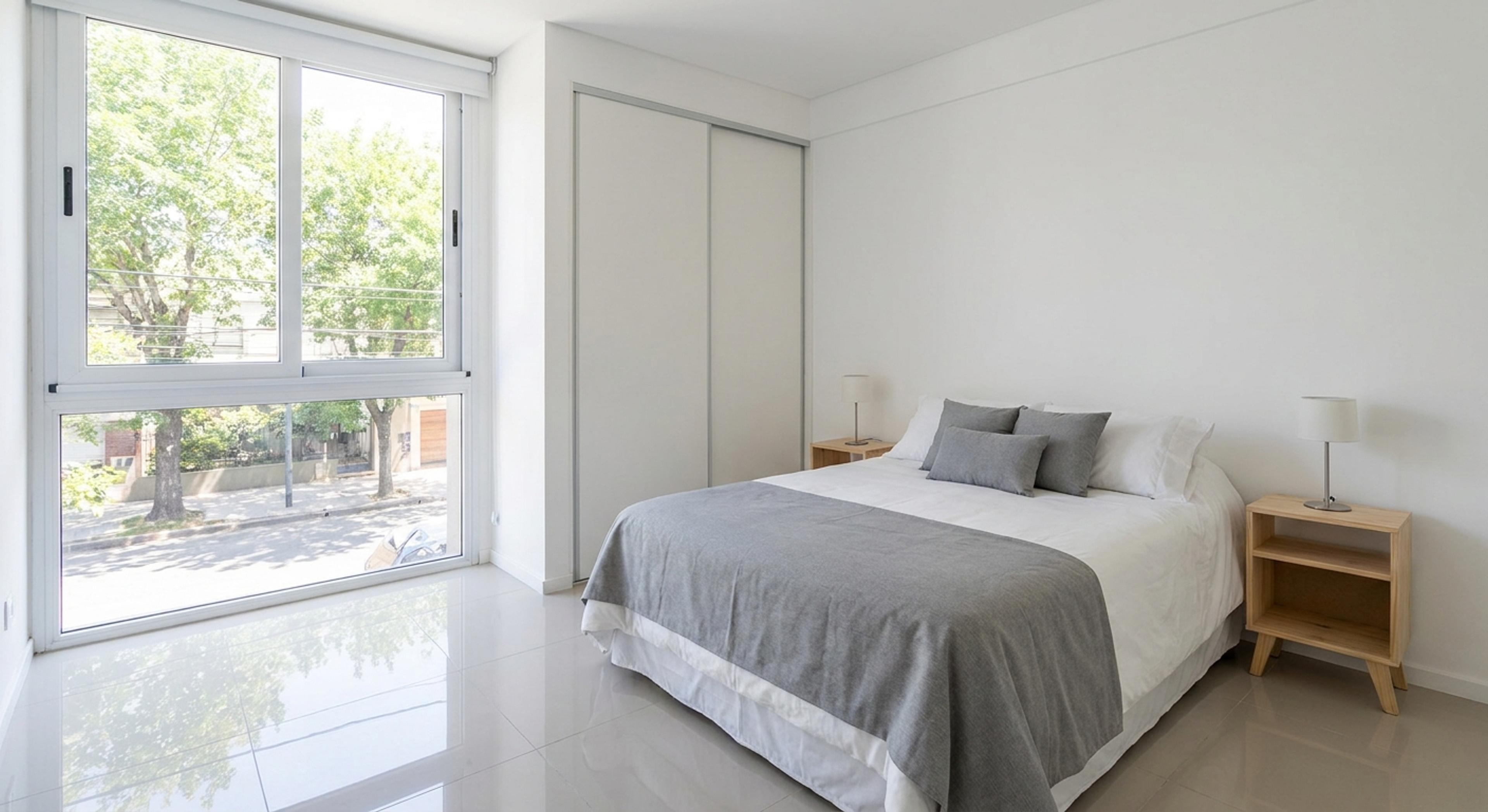 Dormitorio a estrenar con placard empotrado y pisos de porcelanato claro