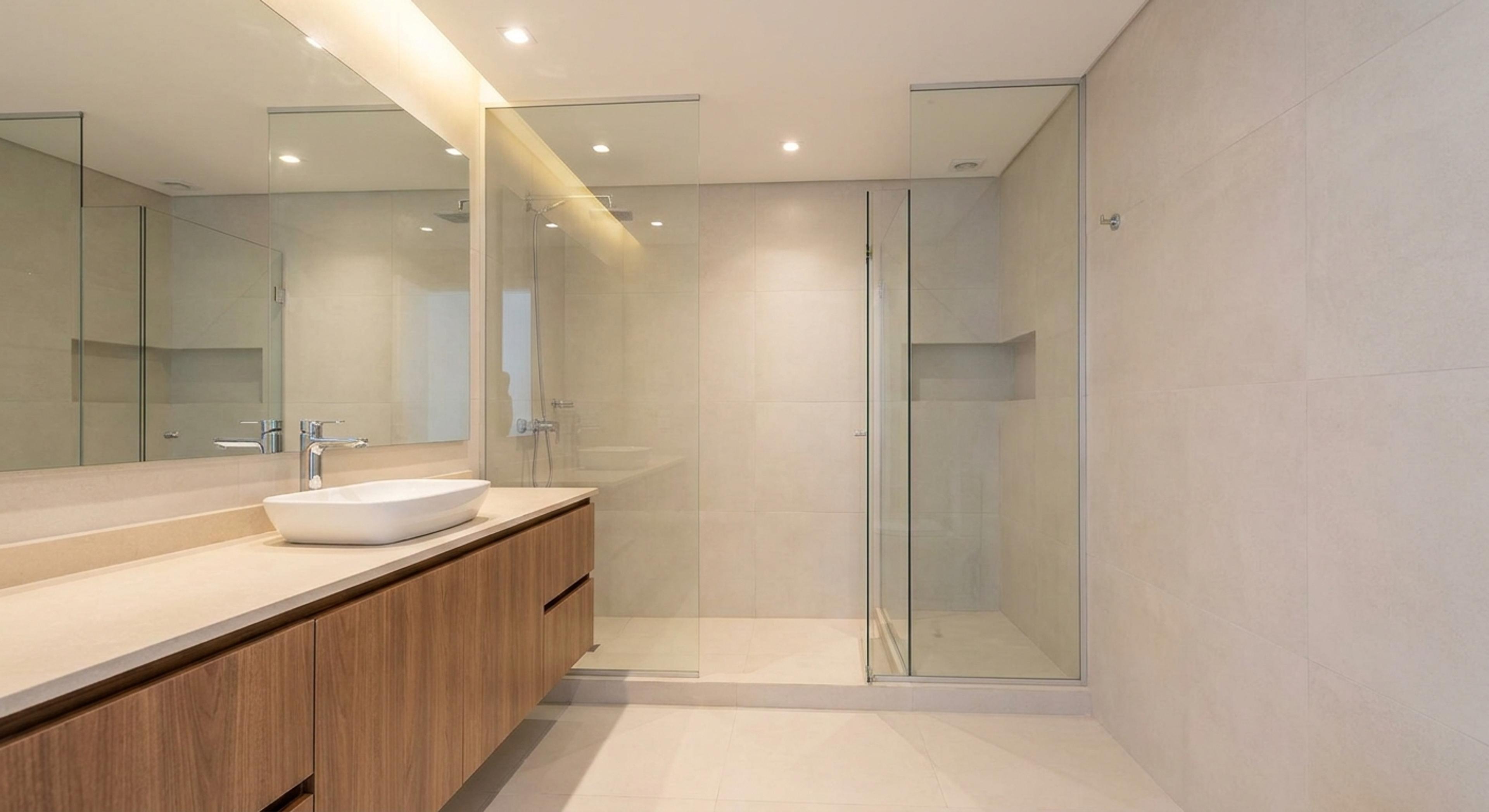 Baño moderno a estrenar con vanitory de madera y mampara de vidrio