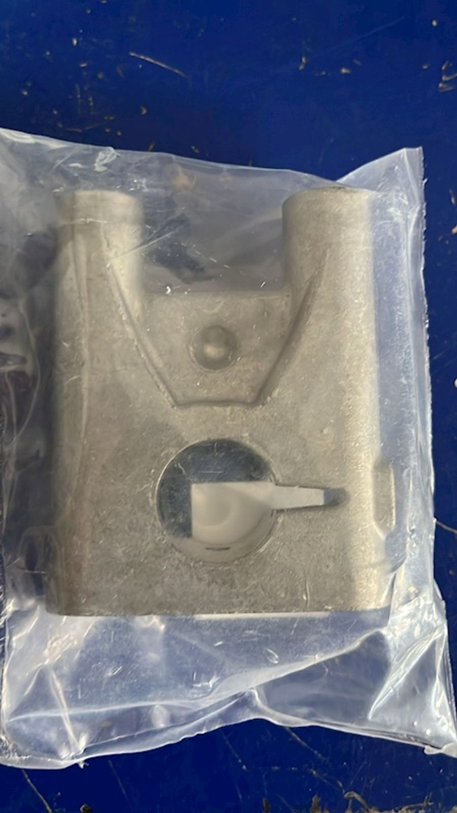 Bracket — part no 04902784