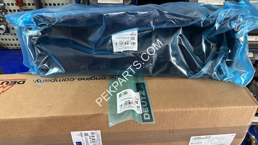 Cylinder Head Cover — part no 04129376