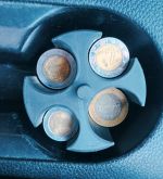 porta-monedas-desde-arriba-en-coche