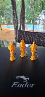 tres-llaveros-sobre-una-mesa