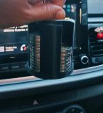 porta-monedas-sostenido-en-coche