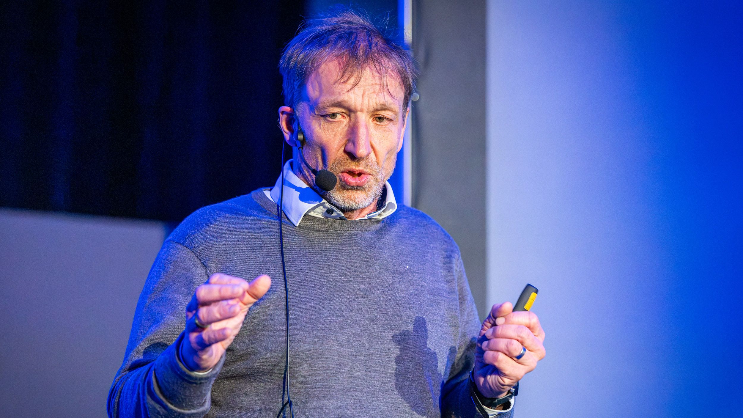 Marco Mäkinen esiintymässä Shine Sessions -tapahtumassa.