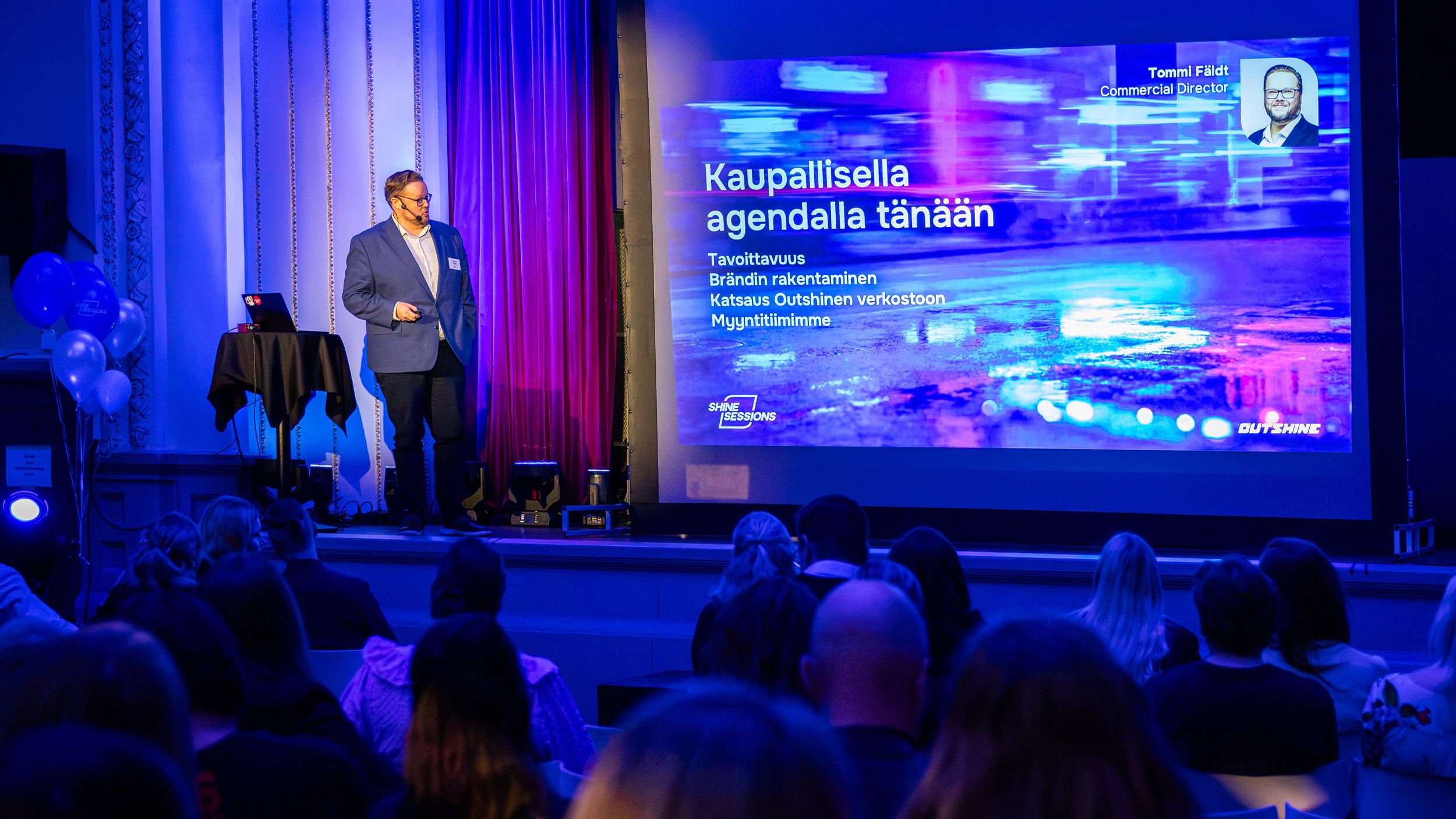 Tommi Fäldt lavalla Shine Sessions -tapahtumassa suuren valkokankaan ja yleisön edessä.