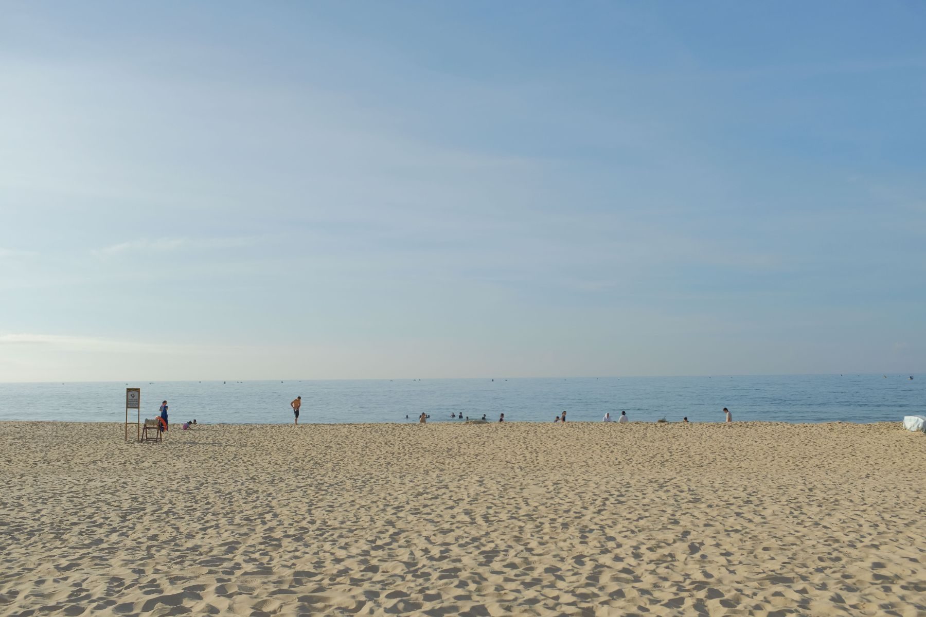 Licht strand met zee en open lucht