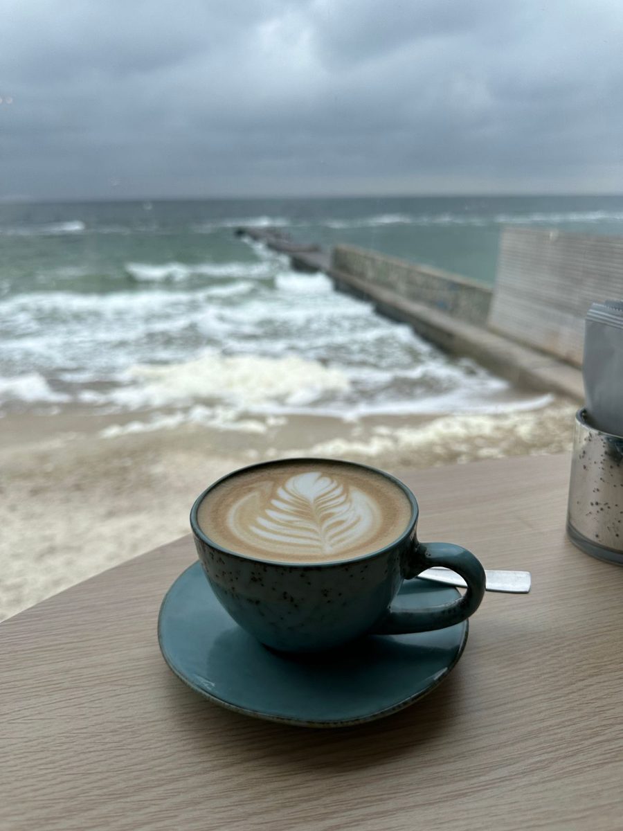 Kop koffie met uitzicht op zee