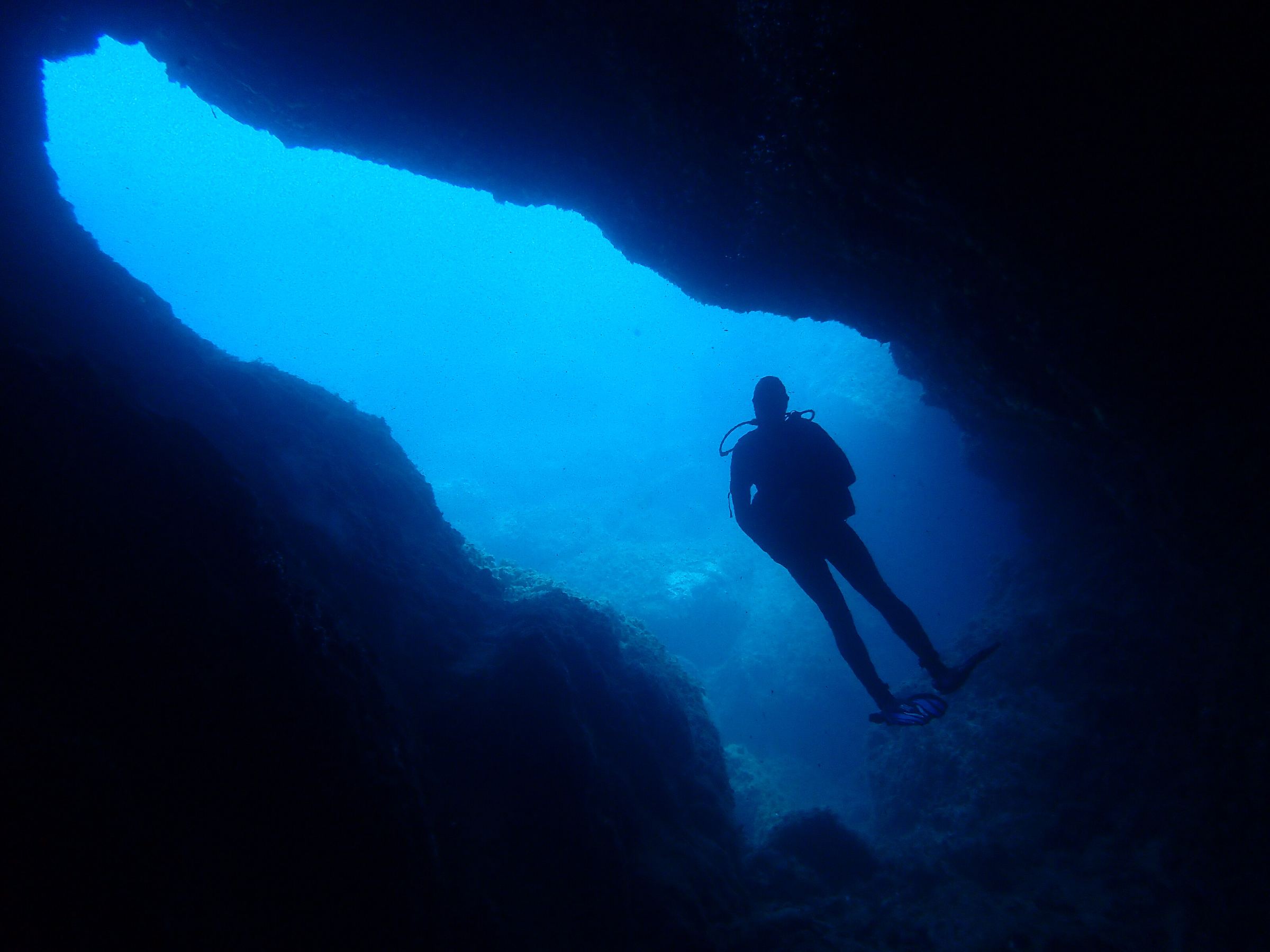 Plongeur dans une grotte sous-marine