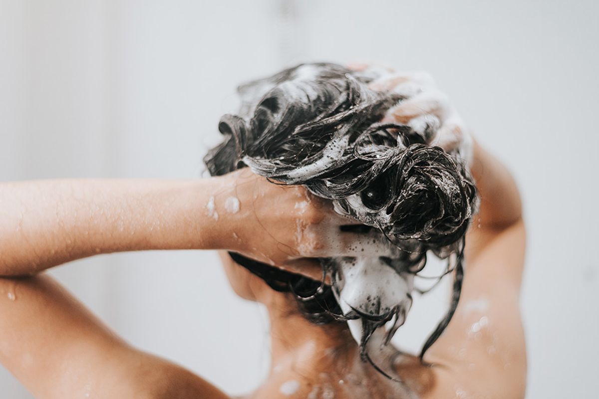 Tình trạng tóc rụng khi gội đầu nhiều hơn bình thường